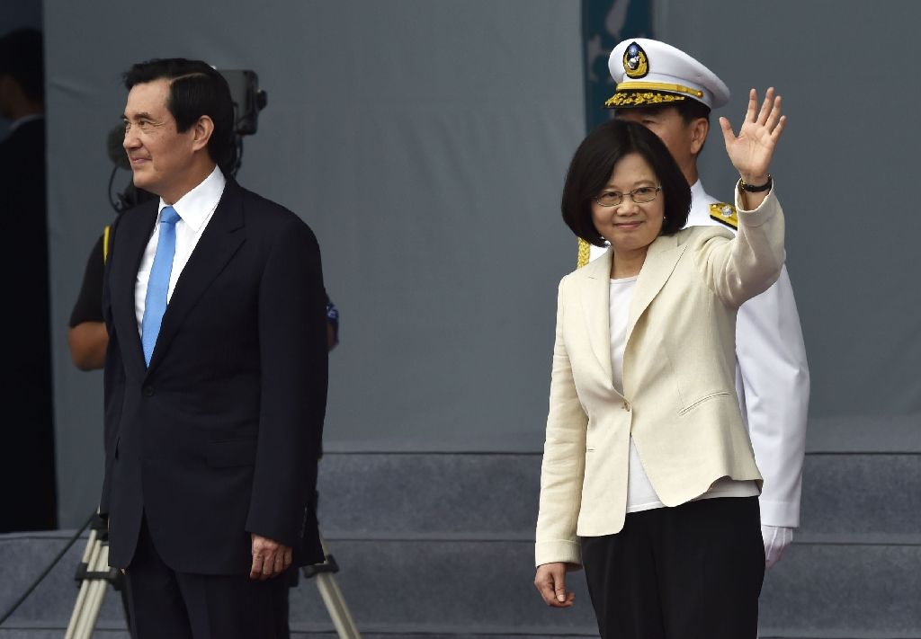 Taiwan new President Tsai Ing-wen (R) waves as outgoing president Ma Ying-jeou (L) looks on during the presidential inauguration ceremony in Taipei on May 20, 2016 (AFP Photo/Sam Yeh)