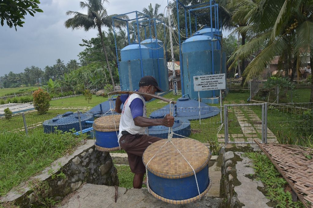 Around 150 small tofu businesses in Indonesia's Kalisari village, many run from the family home, are benefiting from a pioneering green scheme that converts wastewater from their production floors into a clean-burning biogas. Photo by AFP