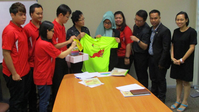 Fatimah (fifth right) looking at her t-shirt presented by Albert (fourth left) while SOPMA Secretariat members look on. — Photo by Wilfred Pilo