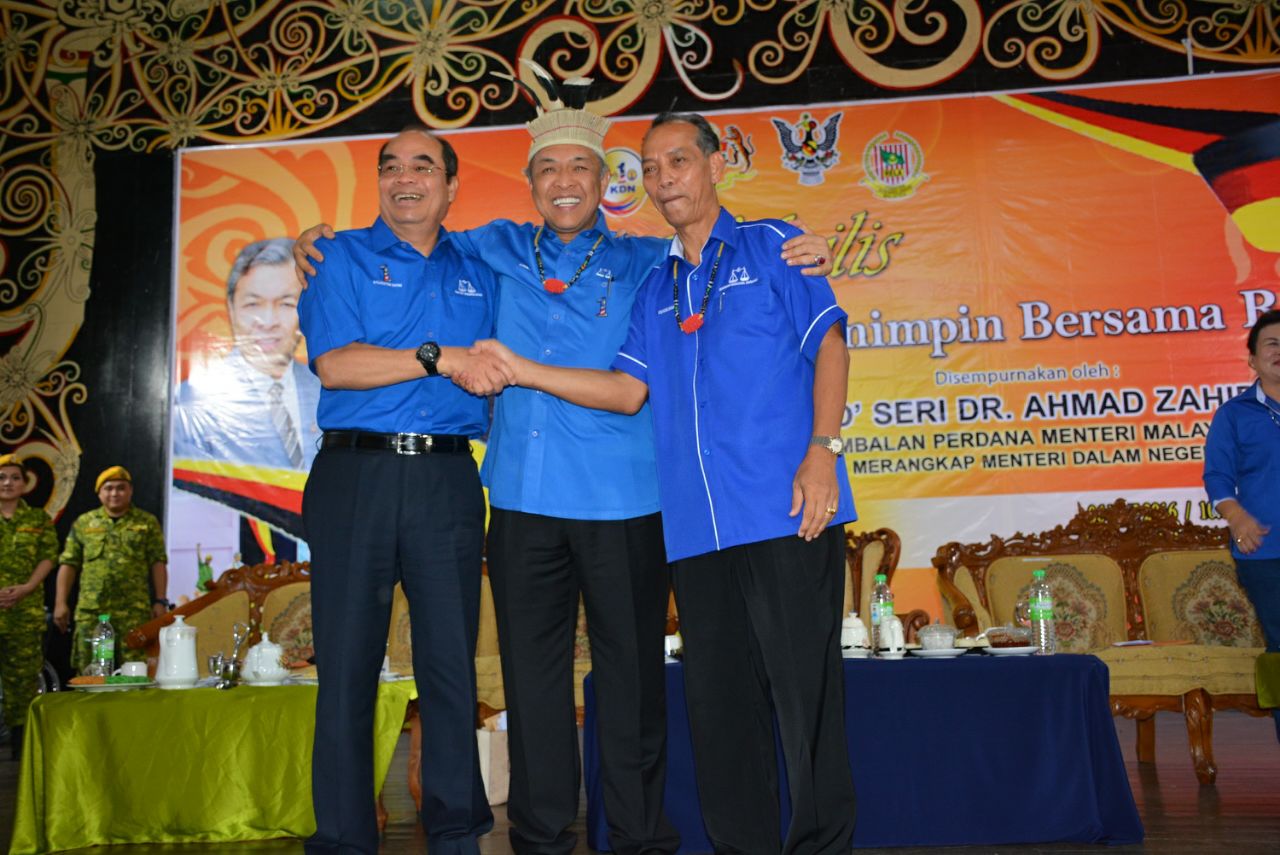 Zahid (centre) flanked by Entri (left) and Penguang at gatherinf session with RELA at Marudi Civic Centre earlier today.