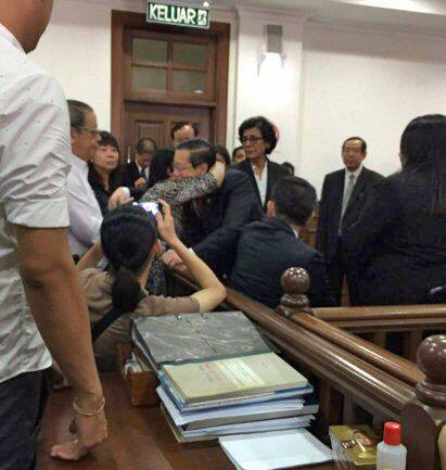 Lim Guan Eng being embraced by his mother Neo Yoke Tee in court. - Taken from Democratic Action Party Facebok page.