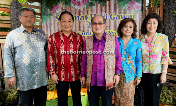 (From left) Morshidi, Wong, Uggah, Doreen, and Wong’s wife, Datin Sri Pauline Leong, in a group photo.
