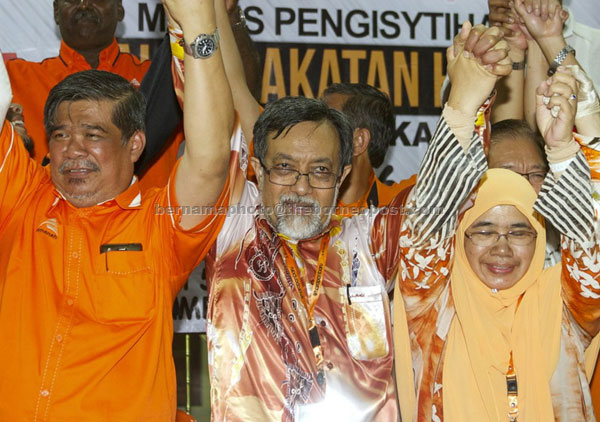 Dr Ahmad Termizi (second left) raises his hands after being named as Pakatan Harapan candidate for Kuala Kangsar by-election. At left is Amanah president Mohamad Sabu.— Bernama photo