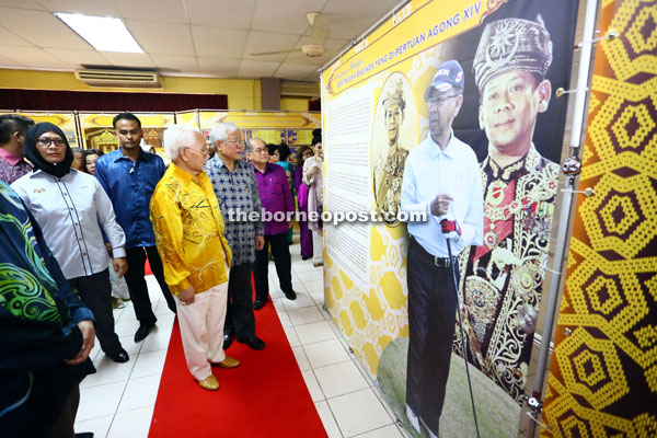 Taib, accompanied by Manyin and Uggah, tours the ‘Raja Kita’ exhibition.