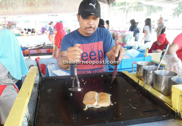 Arshad Dawet, 54, shows his skills in preparing ‘Roti John’ – a local specialty that looks like a modified burger with eggs, onions and minced beef or chicken as its basic filling. 