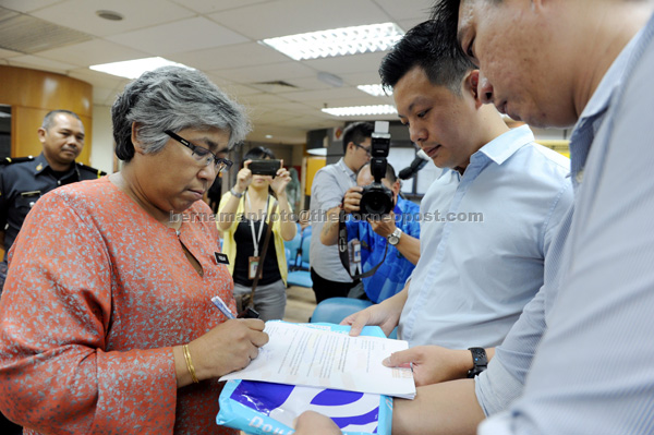 Loo (second right) handing over the invitation letter to Fazilah. — Bernama photo
