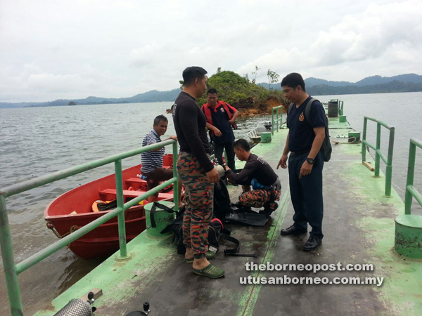 CARI: Pasukan juruselam bersiap sedia untuk  mencari mangsa dipercayai lemas di Sungai Engkari.