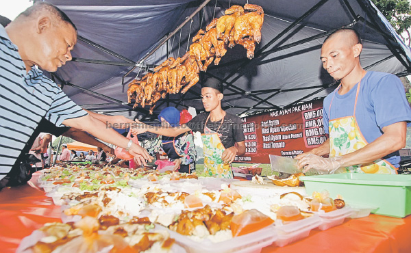 Ramadan bazaar trader selling ‘Pak Nan’ chicken rice in Taman Cempaka, Melaka. — Bernama photo 