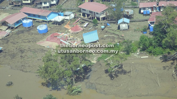 MUSNAH: Pemandangan dari udara SK Kampung Buda yang runtuh akibat hakisan tebing Sungai Saribas.