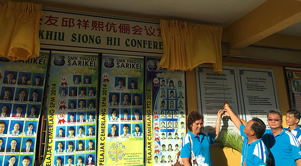 The OC Wong King Tung leads former class monitors of Form 5 Arts and Science Wong Teck Sing and Chieng Hock Kui in unveiling the conference room, named after classmate Khiu Siong Hii.