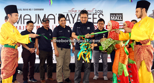 Abang Shibli cuts the ribbon to officially mark ‘Majma Raya Fest’ at Majma Mall in Kuching. — Photo by Muhammad Rais Sanusi
