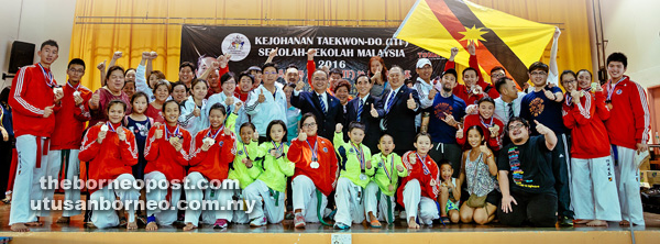 CEMERLANG: Peserta kontinjen Sarawak bersama pingat masing-masing meraikan kejayaan pada Kejohanan Taekwondo Sekolah-sekolah Malaysia di Melaka.
