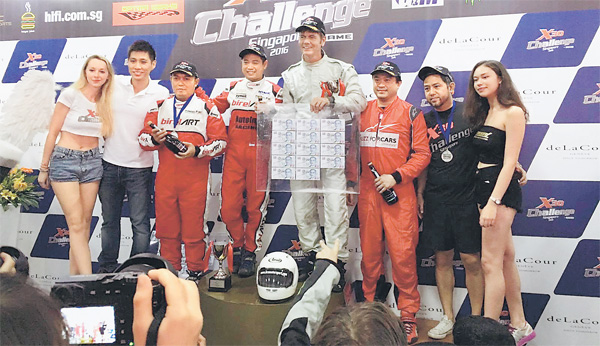 RAI KEJAYAAN: Freddy (tiga kiri) meraikan kejayaan menduduki tempat keempat pada Cabaran X30 Singapura 2016 Pusingan Ketiga di Sirkit Karting Singapura KF1, Kranji pada 4 Jun lalu.