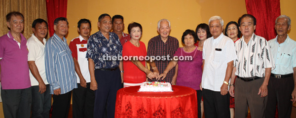Lee and Su Fan (front, fourth and sixth right, respectively) with others during the cake-cutting ceremony.