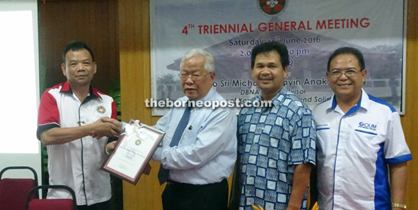 Dr Ahi presenting a souvenir to Manyin as (from right) Dr Ambrose and Ik Pahon look on.