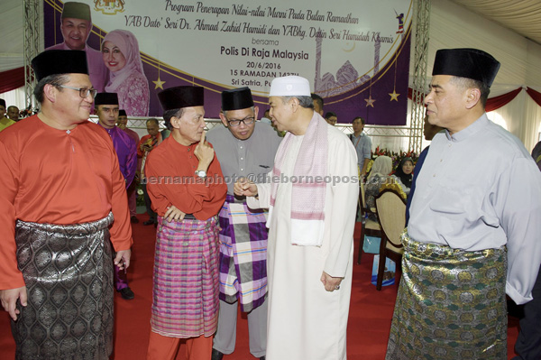Ahmad Zahid (second right) shares a light moment with Azman Ujang (second left) and NSTP Group managing editor Datuk Abdul Jalil Hamid (centre). Also seen are Khalid (right) and Nur Jazlan. — Bernama photo