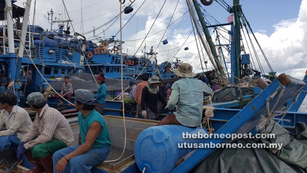 DITAHAN: Awak-awak warganegara asing yang ditahan daripada lapan bot nelayan C2 dan sebuah vesel induk asing berhampiran Pelabuhan Tanjung Manis. 