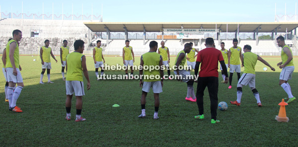 TINGKAT PRESTASI: Pemain memanaskan badan sebelum memulakan sesi latihan. Sarawak akan mengadakan dua perlawanan persahabatan menentang Selangor PKNS (25 Jun) dan Kuala Lumpur (28 Jun).