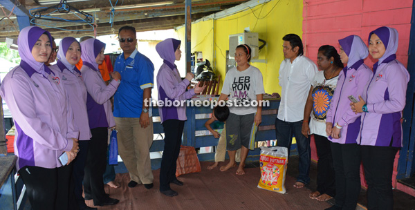 Dayang (sixth right) briefing a resident at Kampung Pa’Dris on Amanita while Mohamad Safree (fourth right) and others look on.