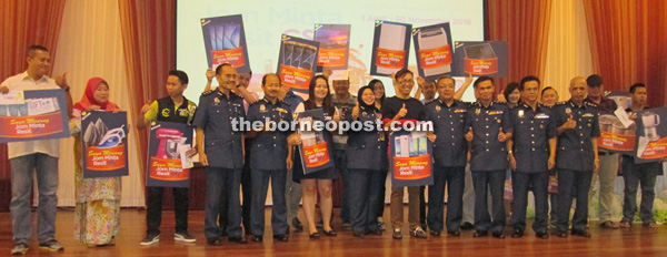 Fatimah (seventh left) in a photo call with the winners and other senior Customs officers.