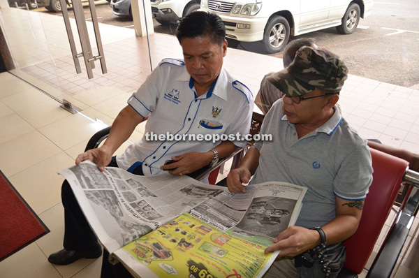 BATVI leader Peter Sibon shows Majang (left) what the team did in the last few days in different towns in Sarawak.