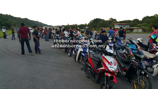 DIPERIKSA: Beberapa individu berada di Lapangan Terbang Lama Limbang diperiksa polis kelmarin. 