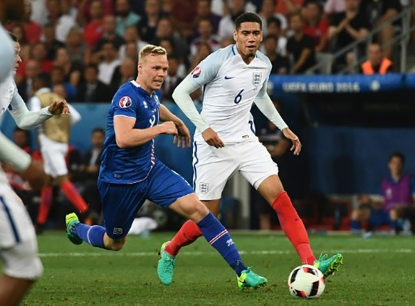 © AFP / by Tom Williams | England's defender Chris Smalling (R) and Iceland's forward Kolbeinn Sigthorsson vie for the ball during Euro 2016 round of 16 football match between England and Iceland at the Allianz Riviera stadium in Nice on June 27, 2016 
