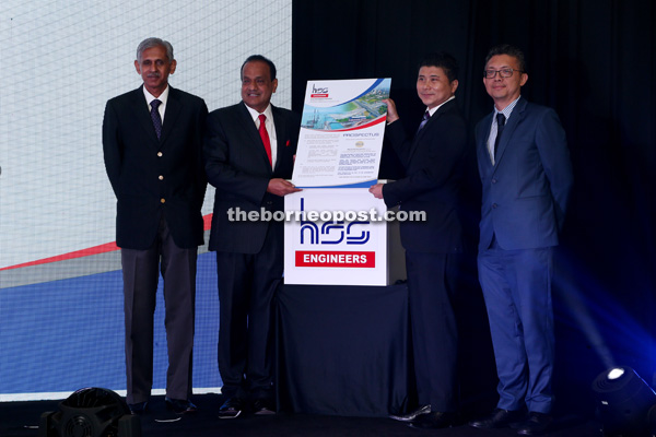 Kunasingam (second left) and other directors of HSS Engineers posing after the group’s prospectus launch yesterday.