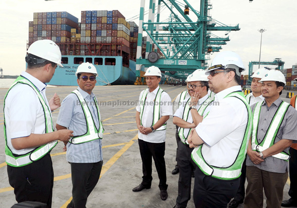 Mohamed Khaled (second left) is accompanied by Che Khalib (fourth left) during his tour of the port’s operation on Tuesday. — Bernama photo