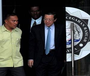 GEORGE TOWN, 7 Mei -- Ketua Menteri Lim Guan Eng keluar dari pejabat Suruhanjaya Pencegah Rasuah Malaysia di Jalan Sultan Ahmad Shah selepas memberi keterangan pada hari kedua mengenai isu pembelian banglo di Jalan Pinhorn hari ini.?--foto BERNAMA (2016) HAK CIPTA TERPELIHARA 