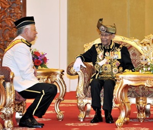 Yang di-Pertuan Agong Tuanku Abdul Halim Mu'adzam Shah (dua kiri) dan Raja Permaisuri Agong Tuanku Hajah Haminah (dua kanan) berkenan beramah mesra bersama Perdana Menteri, Datuk Seri Najib Tun Razak (kiri) dan isteri Datin Seri Rosmah Mansor (kanan) ketika berangkat ke majlis Ulang Tahun Hari Keputeraan Rasmi Seri Paduka Baginda Yang di-Pertuan Agong di Istana Negara, Sabtu.-Bernama photo