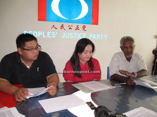 Voon (centre) at the press conference in the presence of Landeh PKR chairman Narawi Palayan Miniandi (right) and personal assistant to PKR chairman See Chee How, Jeffery Mok. 