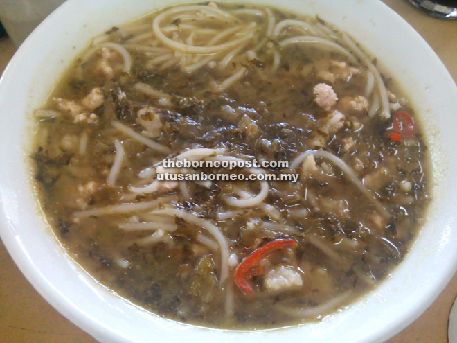 A yummy bowl of vermicelli rice noodle cooked with preserved vegetables (zao cai hun gan)