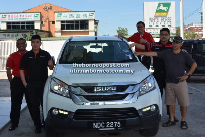  BAT6 leader Peter Sibon (right) taking a photo with Dai Max Automobile team led by sales manager Sibu branch Tang Tze Yong (fourth right). Also present were sales advisors (from left) Arni bin Bujang, Lau Yu Ee and Toh Kok Tung. 