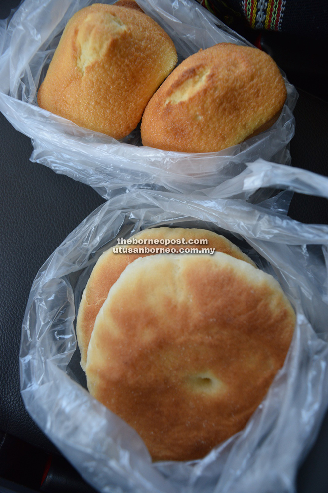 Delicious egg sponge cakes (top) and ‘zheng dong pian’. 