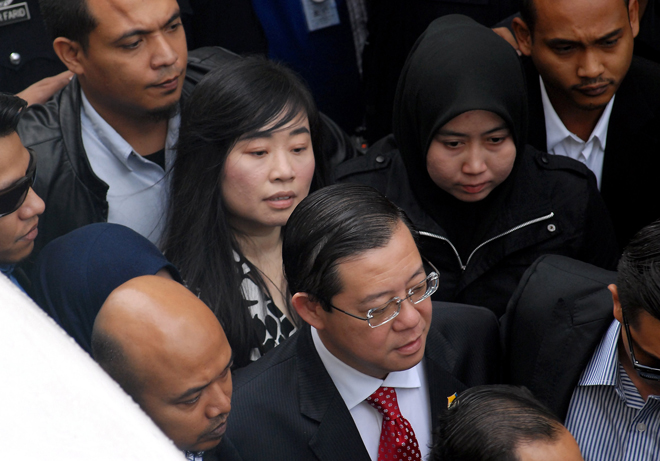 GEORGE TOWN, 30 Jun -- Ketua Menteri Pulau Pinang Lim Guan Eng (bertali leher) dan seorang ahli perniagaan wanita Phang Li Khoon dibawa ke Mahkamah Sesyen George Town, Khamis untuk didakwa atas tuduhan bersabit kes jaul-beli sebuah banglo. --fotoBERNAMA (2016) HAK CIPTA TERPELIHARA