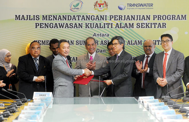 Wan Junaidi (centre) witnessing the exhange of documents on the Environmental Quality Monitoring Programme (EQMP) between Natural Resources and Environment secretary-general Datuk Seri Azizan Ahmad and Alam Sekitar Pakar Scieno TW Sdn Bhd director Dr Abdul Rani Abdullah (third right) in Putrajaya. — Bernama photo