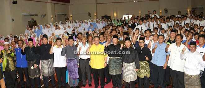  Tuanku Syed Faizuddin (centre) with teachers and students of SMK Merpati.