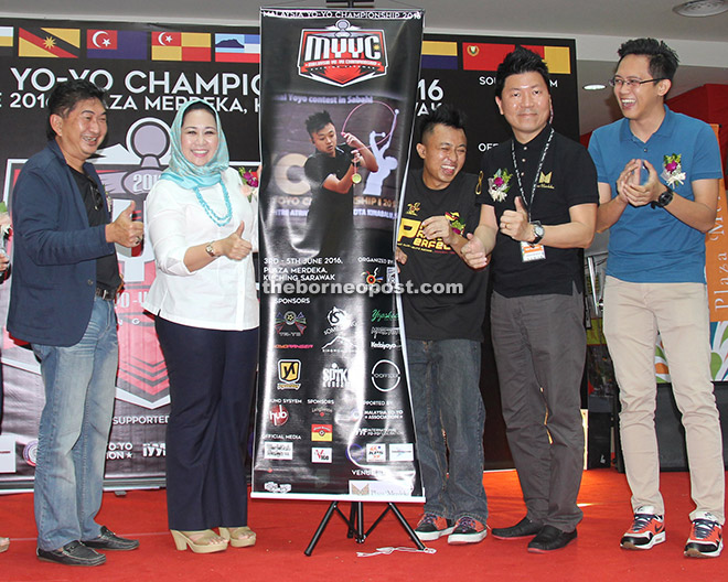 Sharifah Hasidah (second left), Ryan (third right) and others pose for a group photo at the opening of the Malaysia Yo-Yo Championship 2016 in Kuching.