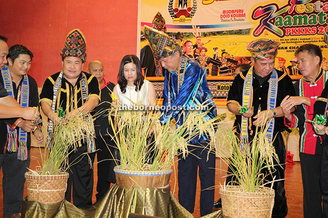 Fidelis (left) with Charles (right) and wife (centre) during the launching ceremony of the PKKKS Kaamatan Festival held in Sandakan, last Friday night. 