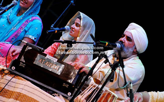 Dya Singh performing a traditional Sikh hymn (shabad).