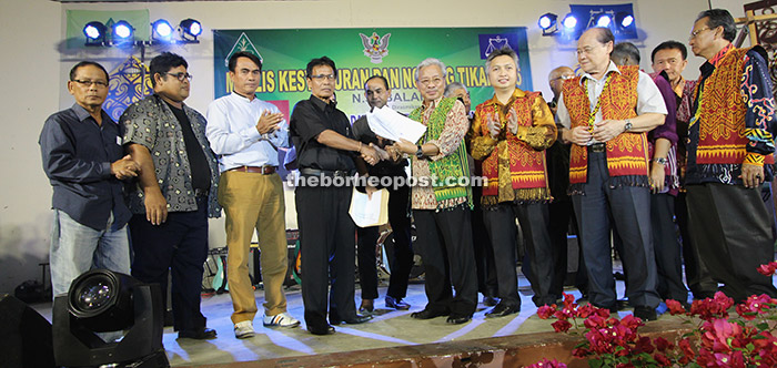 Masing (fourth right) receives the petition from Eli, as (from first right) Mong, Nissom, Snowdan and others look on.