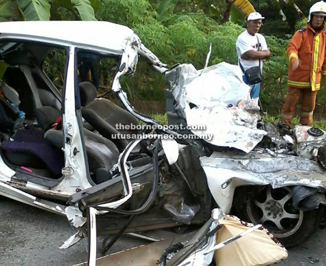 REMUK: Pandangan dari hadapan kerata yang remuk dinaiki mangsa akibat bertembung dengan lori treler dalam kemalangan maut itu.