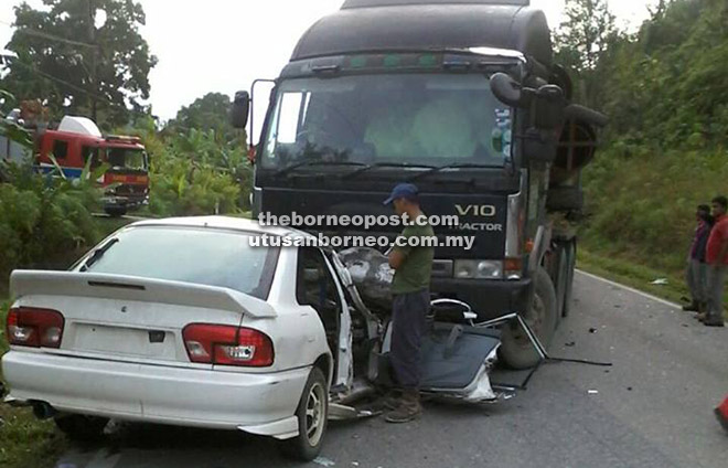 BERTEMBUNG: Keadaan Proton Wira yang dinaiki mangsa yang bertembung dengan lori treler dari arah Bintulu dalam kemalangan berlaku di Jalan Bintulu-Tatau awal pagi semalam. 
