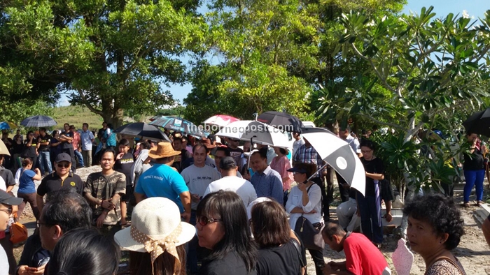 People lining up to pay their last respects at the funeral