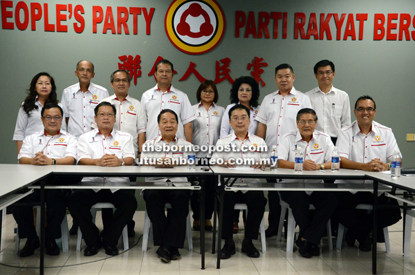 (From left) Hu, Cheng, Wong, Lo, Chou and Chai together with other central committee members during a photocall.