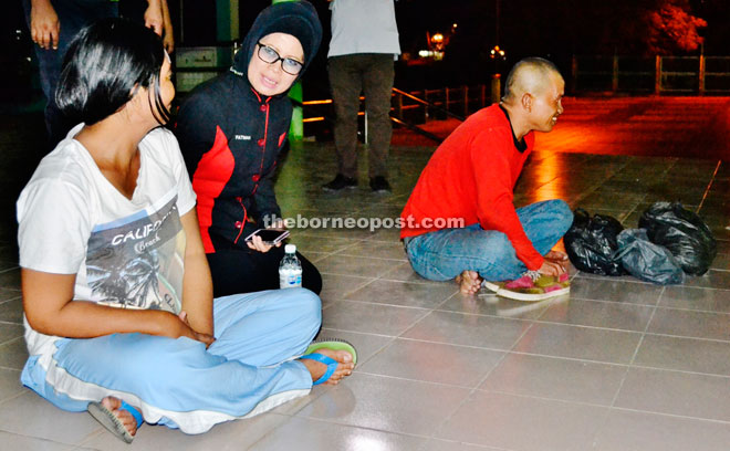 Fatimah talks to a vagrant at the Bintulu Esplanade.