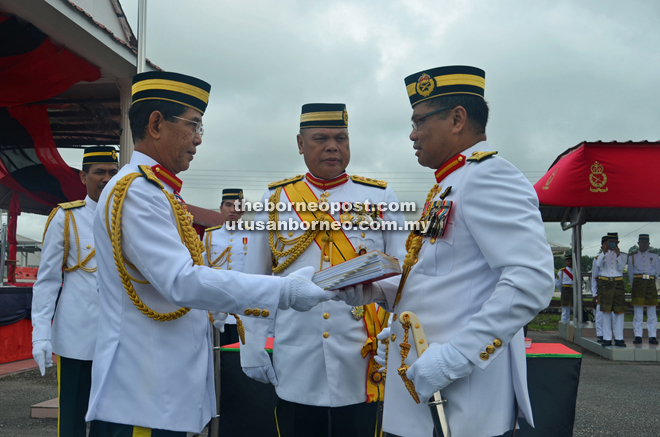 Abdul Rahim (left) hands over duty to Subari (right) as Stephen looks on. 