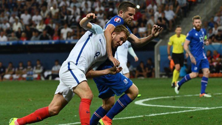 England's forward Harry Kane (L) and Iceland's defender Kari Arnason vie for the ball during the Euro 2016 round of 16 match on June 27, 2016. Photo by AFP