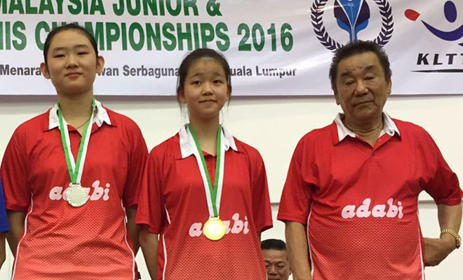 Girls U18 singles champion Catherine Chan (centre) and runner-up Alice Chang posing with Michael Teo who is also Table Tennis Association of Malaysia vice president after the prize presentation.